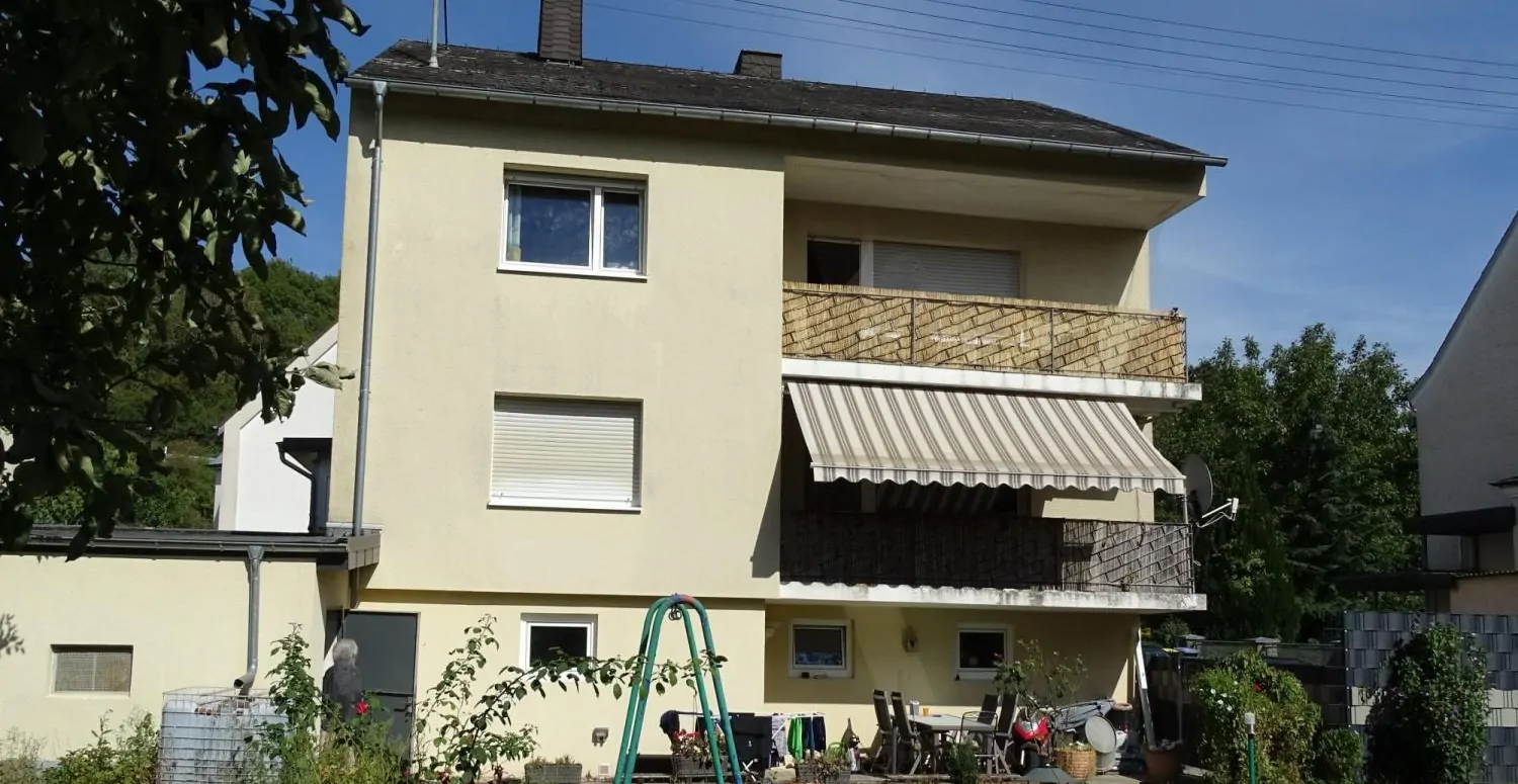 Spaziosa casa bifamiliare con un bellissimo giardino in una tranquilla zona residenziale.