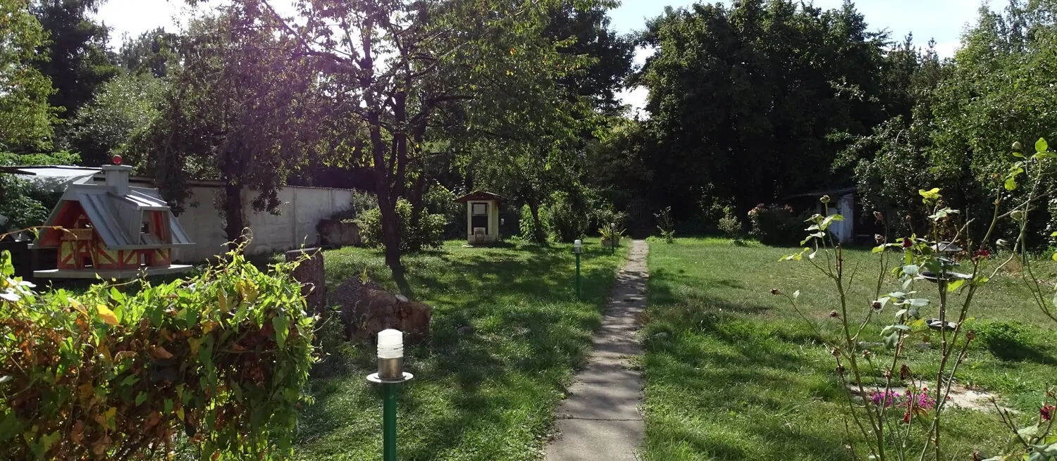 Spaziosa casa bifamiliare con un bellissimo giardino in una tranquilla zona residenziale.