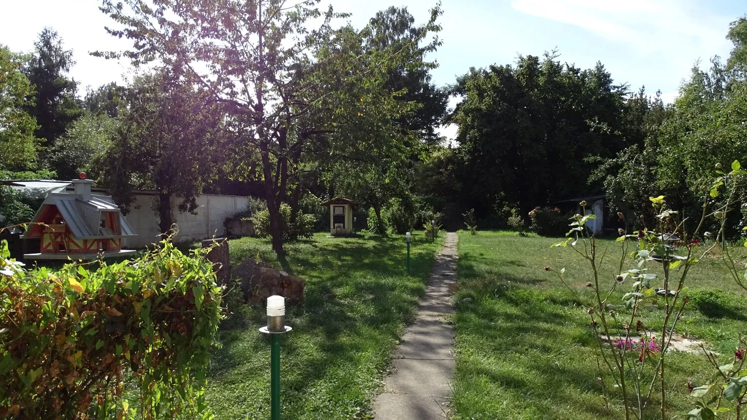 Tágas kétlakásos ház nagyon szép kerttel, csendes lakóövezetben.