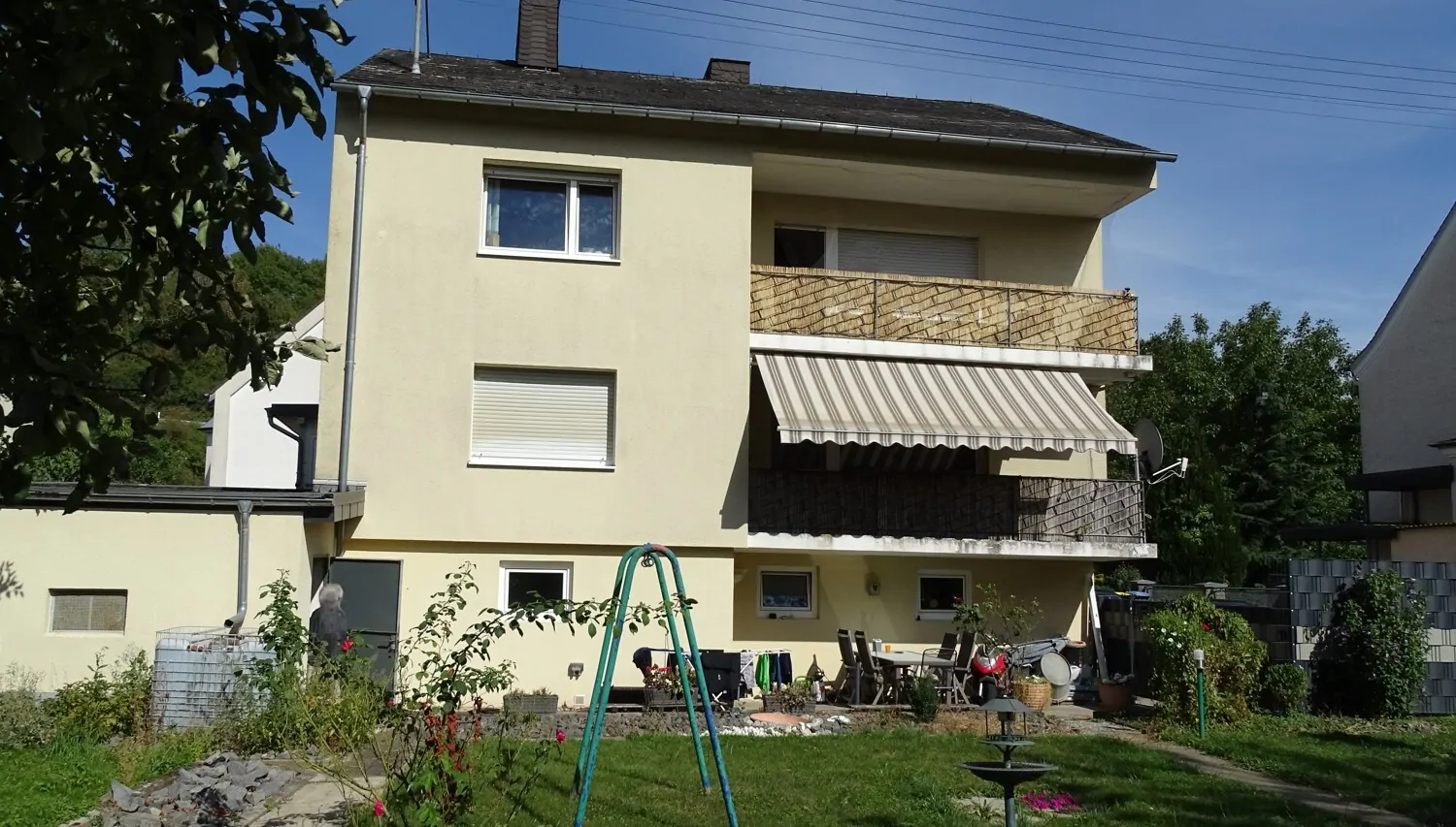 Spaziosa casa bifamiliare con un bellissimo giardino in una tranquilla zona residenziale.
