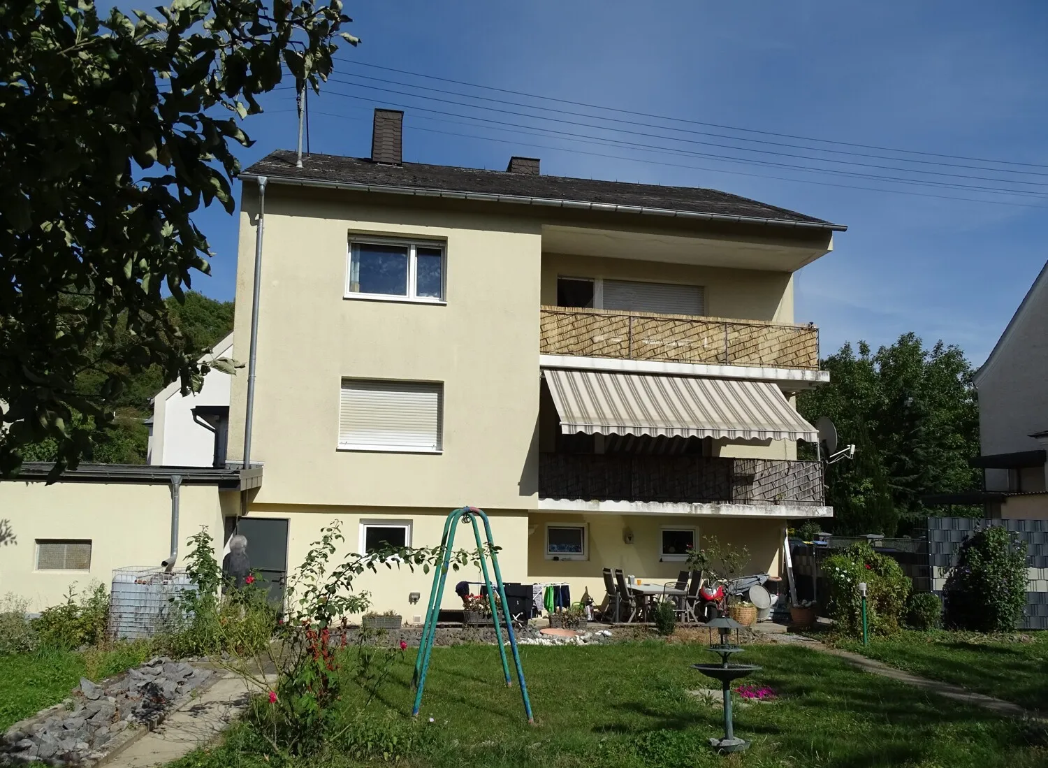 Tágas kétlakásos ház nagyon szép kerttel, csendes lakóövezetben.