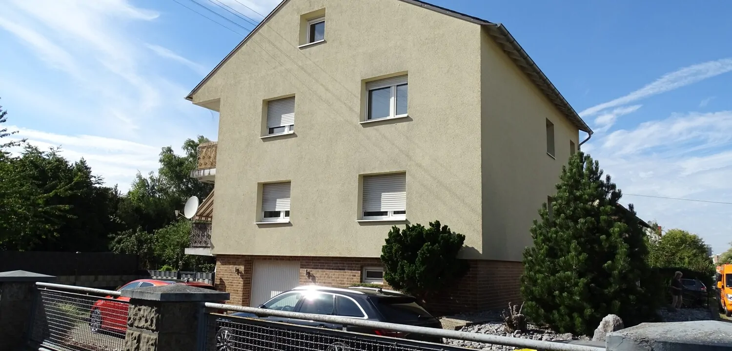 Spaziosa casa bifamiliare con un bellissimo giardino in una tranquilla zona residenziale.