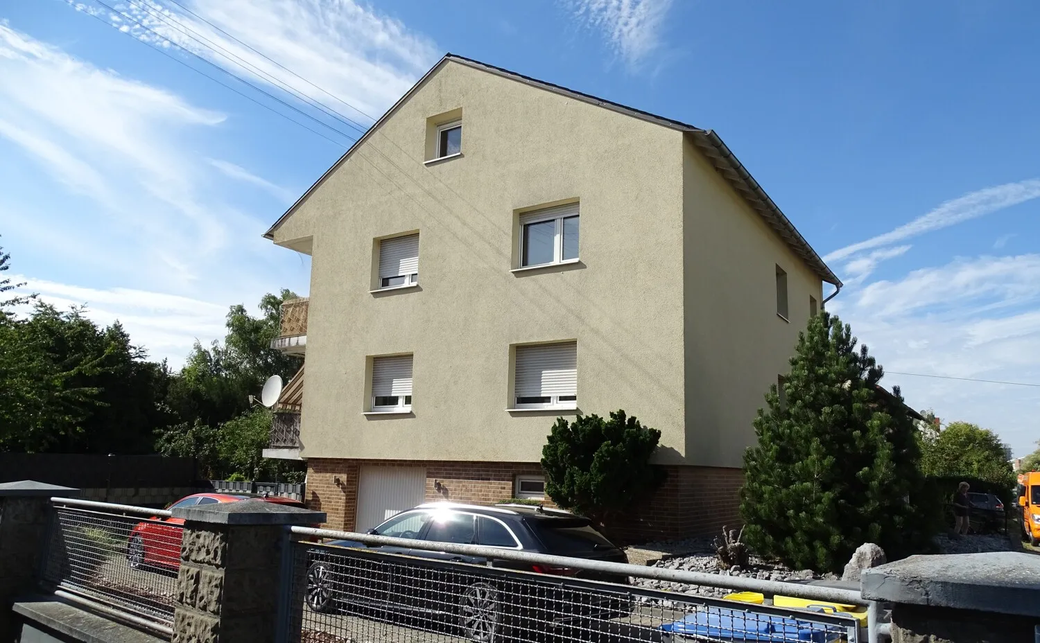 Tágas kétlakásos ház nagyon szép kerttel, csendes lakóövezetben.