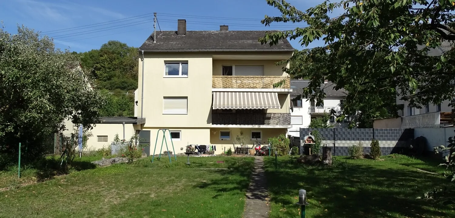 Spaziosa casa bifamiliare con un bellissimo giardino in una tranquilla zona residenziale.