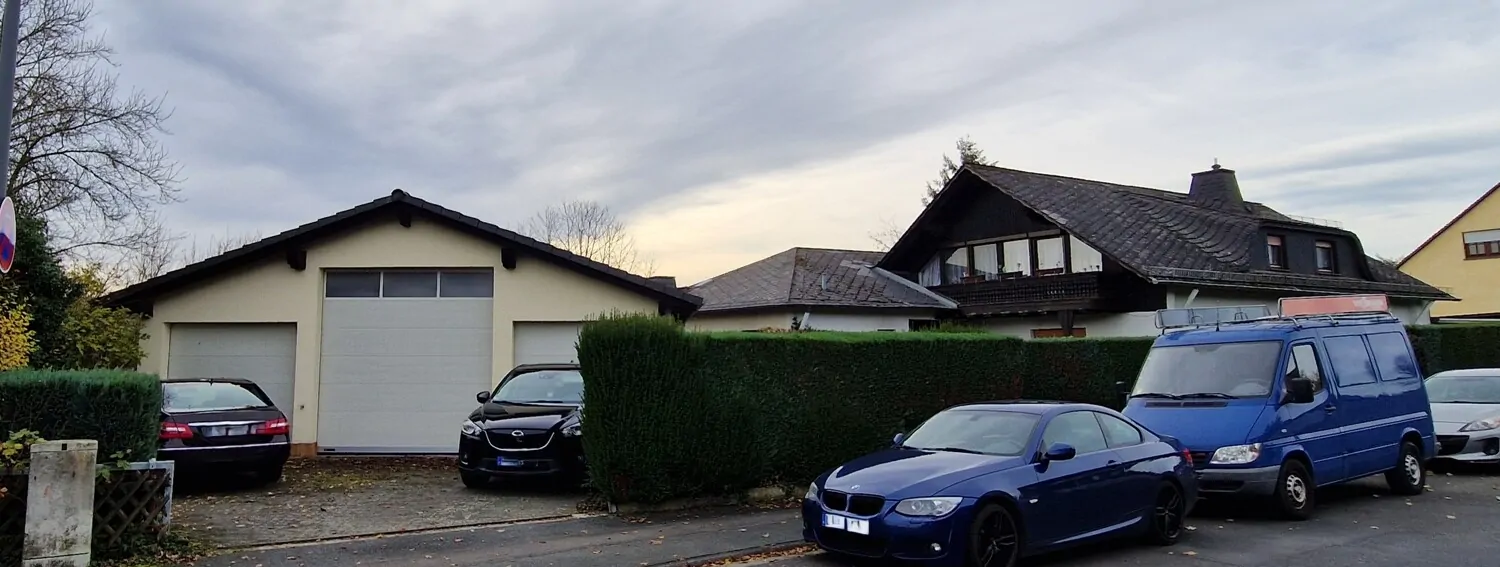 Niederselters. Dreifamilienhaus mit großem Garten und sehr guter Wohnlage.