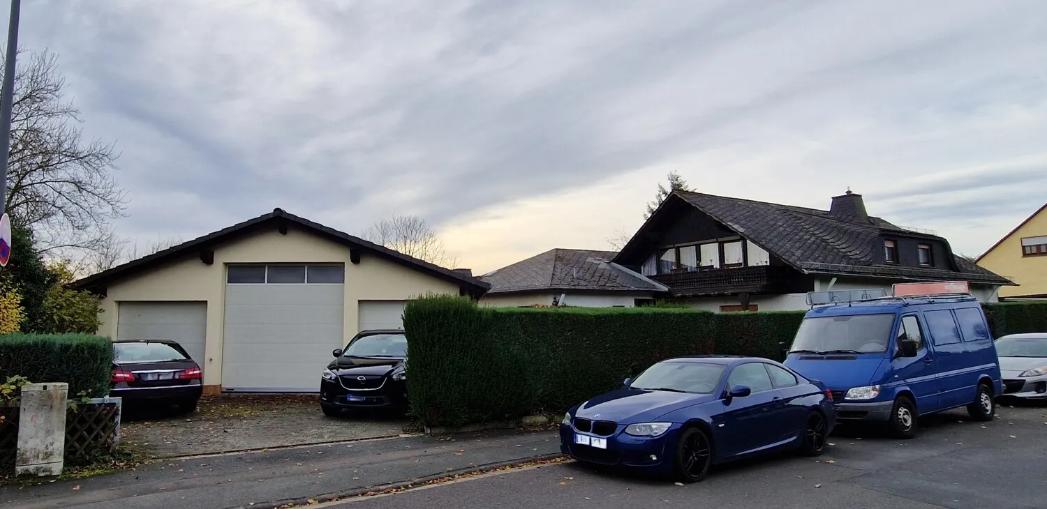 Niederselters. Dreifamilienhaus mit großem Garten und sehr guter Wohnlage.