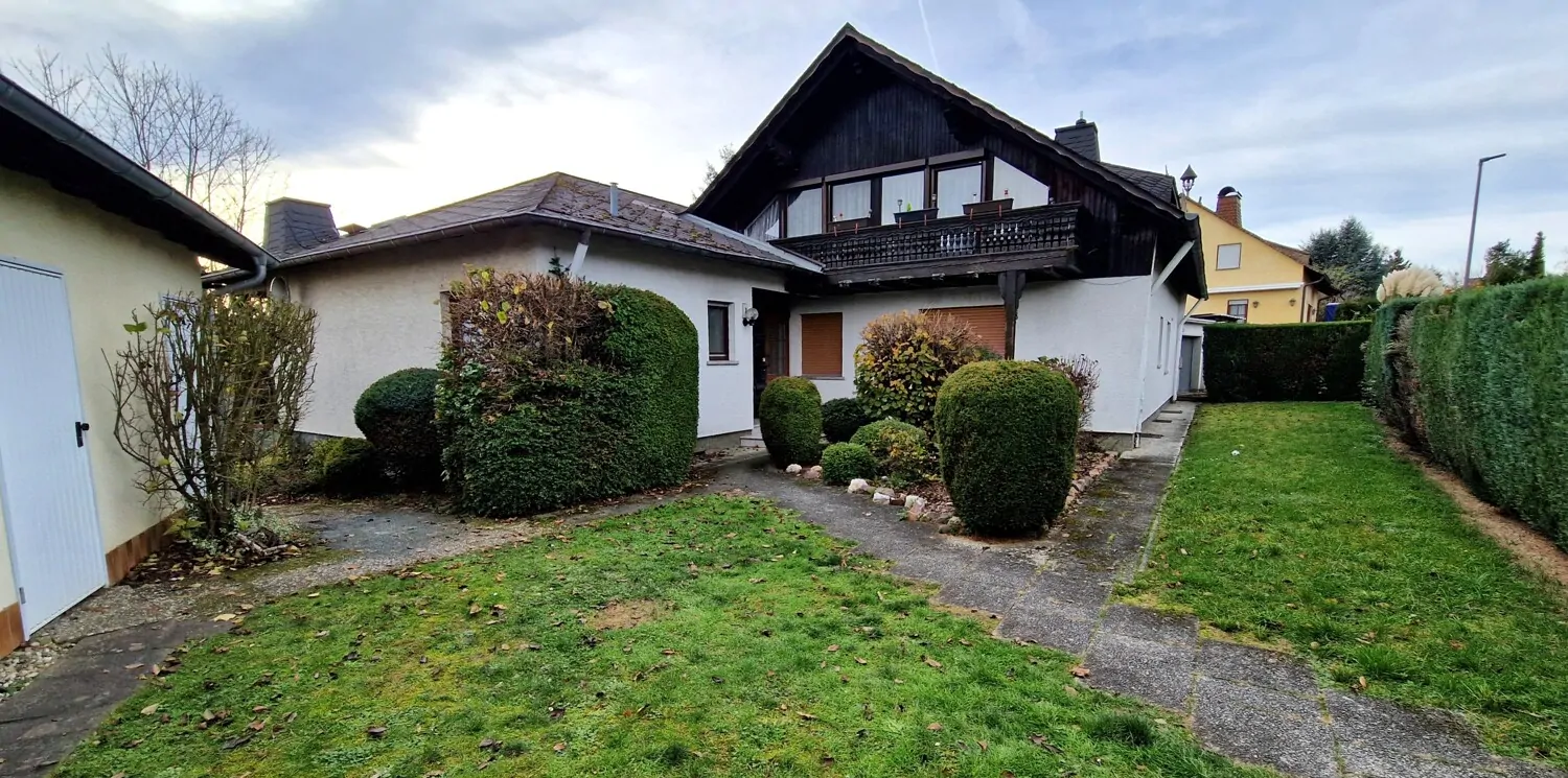 Niederselters. Dreifamilienhaus mit großem Garten und sehr guter Wohnlage.