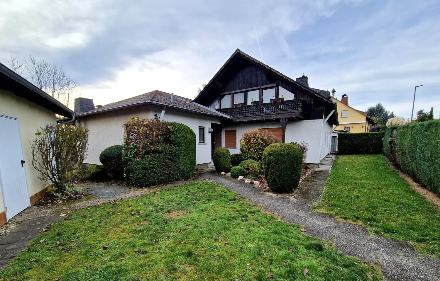 Niederselters. Dreifamilienhaus mit großem Garten und sehr guter Wohnlage.