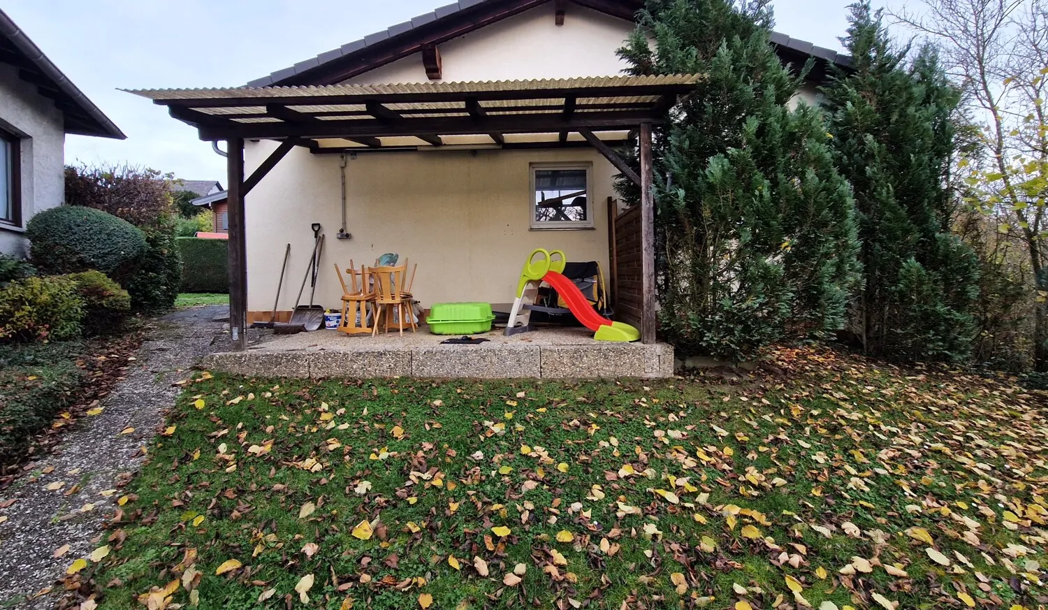 Niederselters. Dreifamilienhaus mit großem Garten und sehr guter Wohnlage.