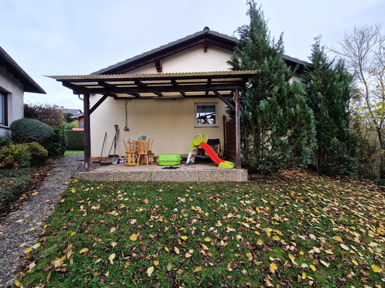Niederselters. Dreifamilienhaus mit großem Garten und sehr guter Wohnlage.