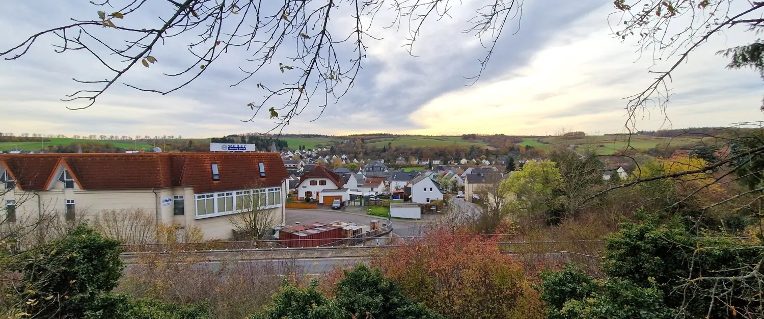 Niederselters. Dreifamilienhaus mit großem Garten und sehr guter Wohnlage.