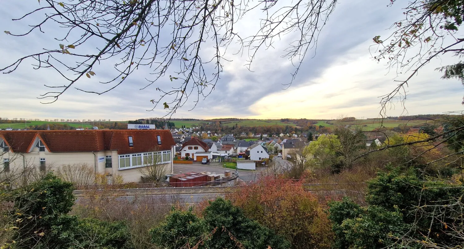 Niederselters. Dreifamilienhaus mit großem Garten und sehr guter Wohnlage.