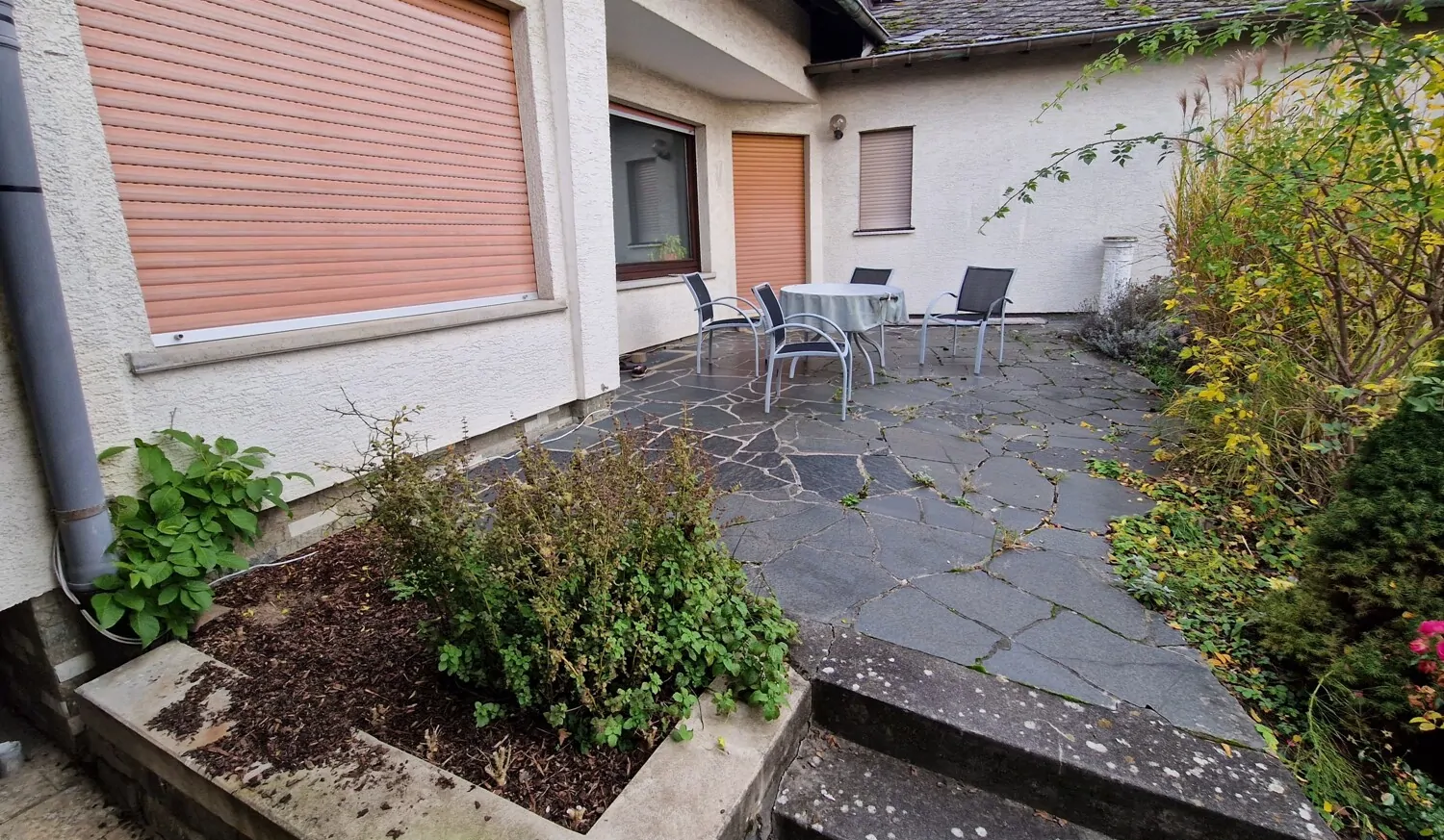 Niederselters. Dreifamilienhaus mit großem Garten und sehr guter Wohnlage.