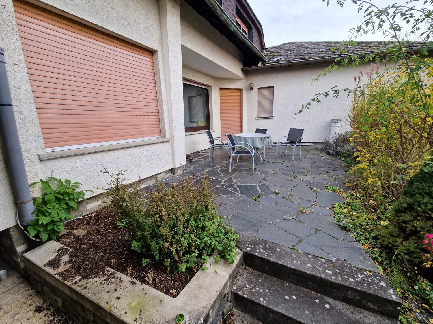 Niederselters. Dreifamilienhaus mit großem Garten und sehr guter Wohnlage.