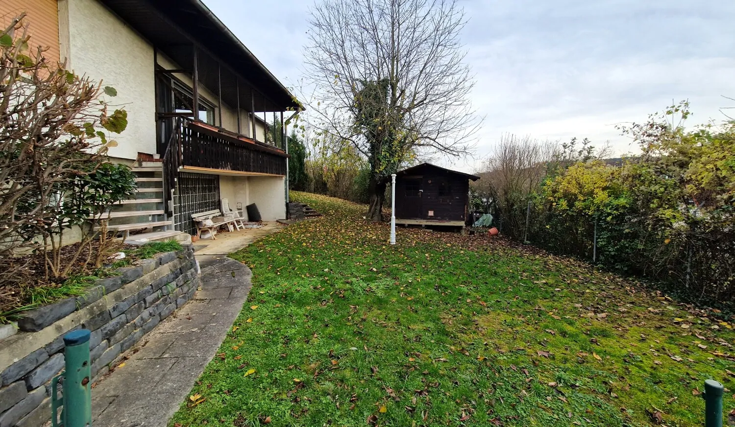 Niederselters. Dreifamilienhaus mit großem Garten und sehr guter Wohnlage.