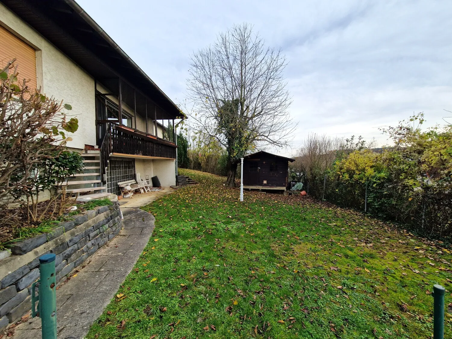 Niederselters. Dreifamilienhaus mit großem Garten und sehr guter Wohnlage.