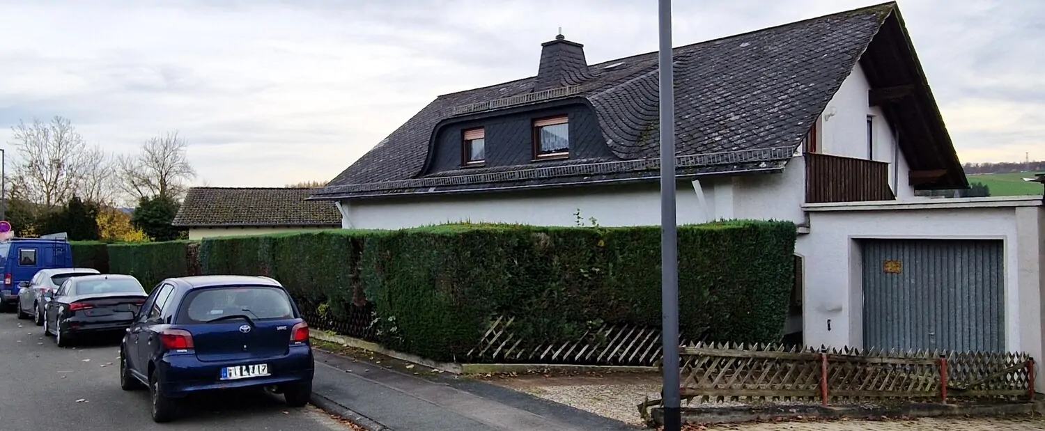 Niederselters. Dreifamilienhaus mit großem Garten und sehr guter Wohnlage.