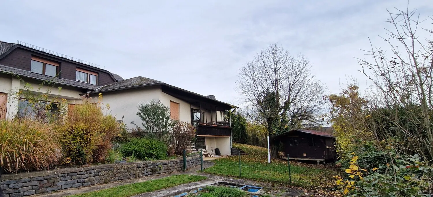 Niederselters. Dreifamilienhaus mit großem Garten und sehr guter Wohnlage.