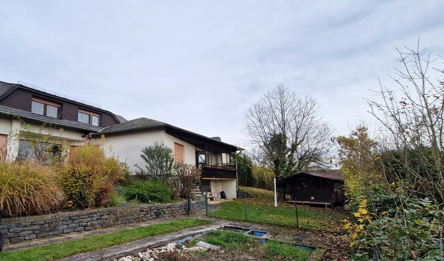 Niederselters. Dreifamilienhaus mit großem Garten und sehr guter Wohnlage.