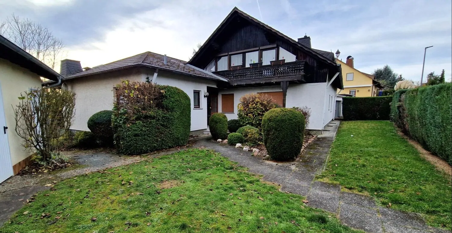 Niederselters. Dreifamilienhaus mit großem Garten und sehr guter Wohnlage.