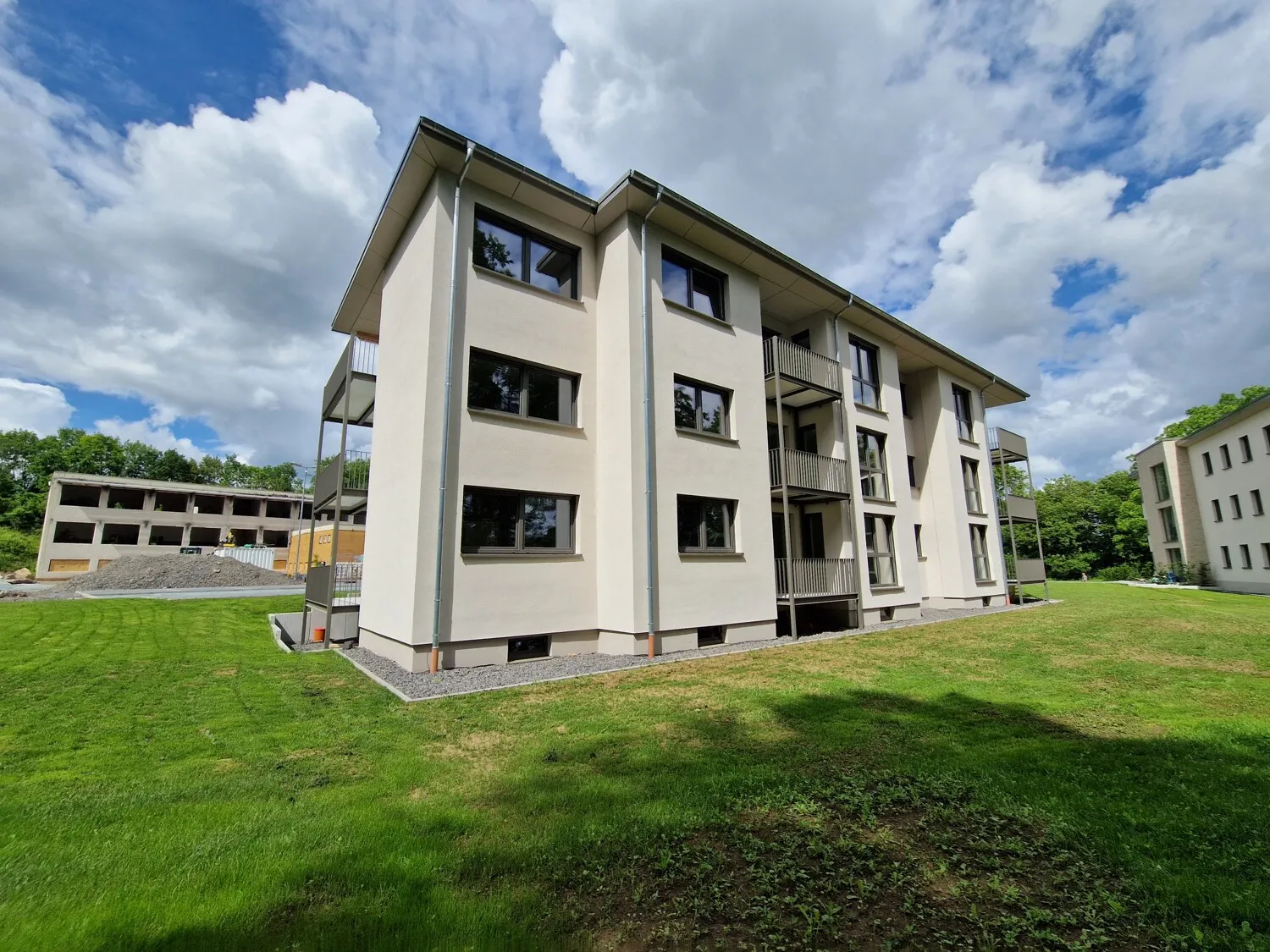Quartier in den Schloßgärten. Traumhafte Wohnung in wunderschöner Aussichtslage in der Nähe von Limburg.