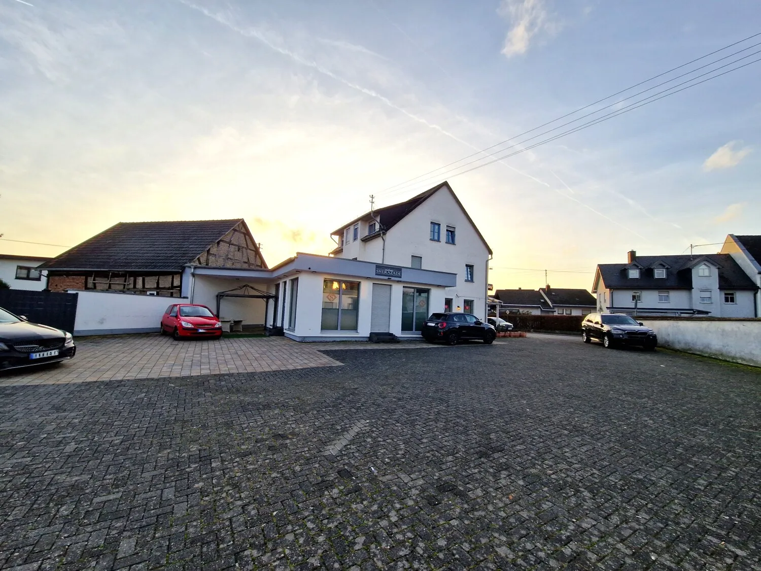Niederhadamar. Wohn und Geschäftshaus und Bauplatz für MFH.