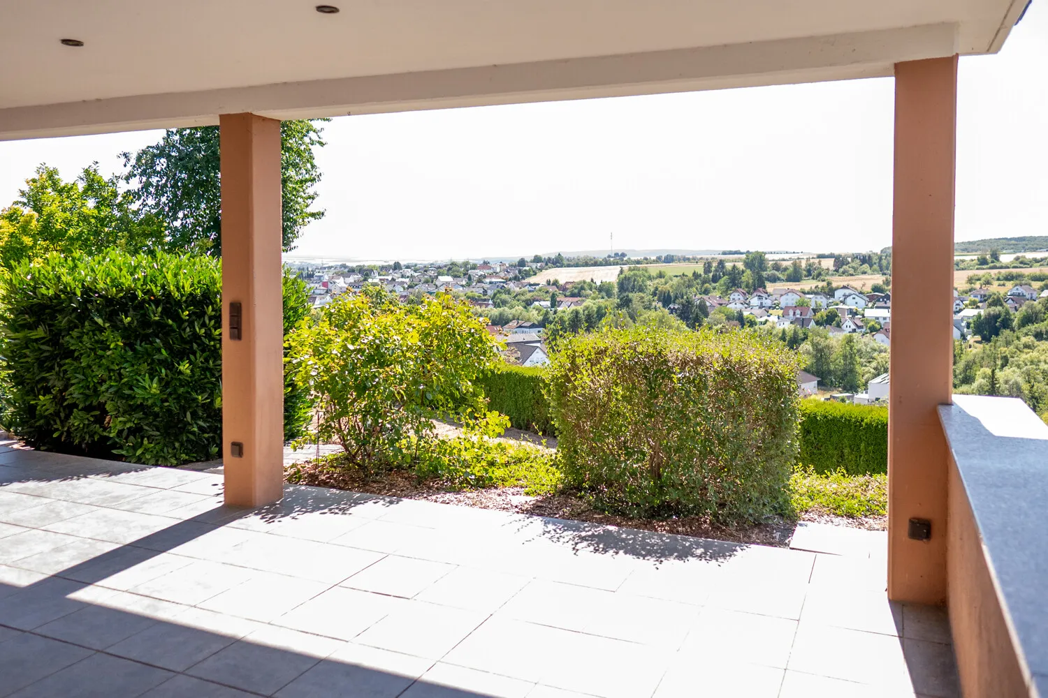 Großzügiges EFH /2FH mit tollem Garten und traumhafter Fernsicht in Bestlage - Nähe Limburg in Elz