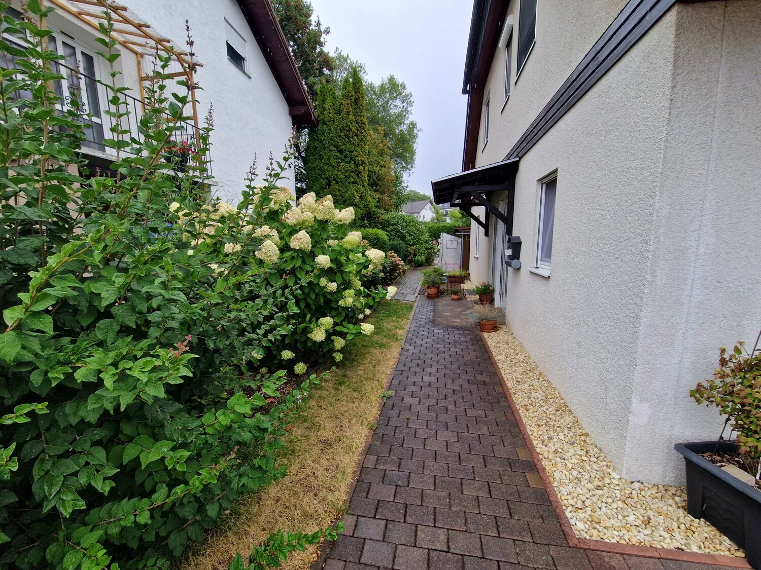 Gepflegtes Einfamilienhaus mit schön angelegtem Garten und separater Einliegerwohnung.