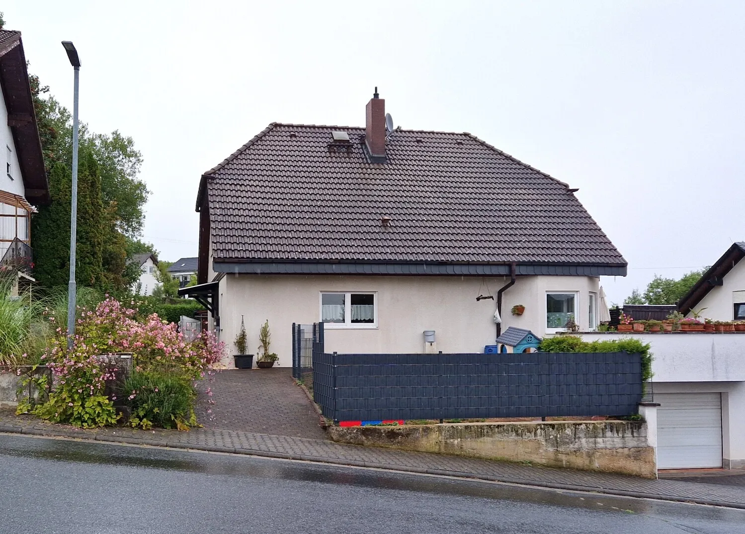 Gepflegtes Einfamilienhaus mit schön angelegtem Garten und separater Einliegerwohnung.