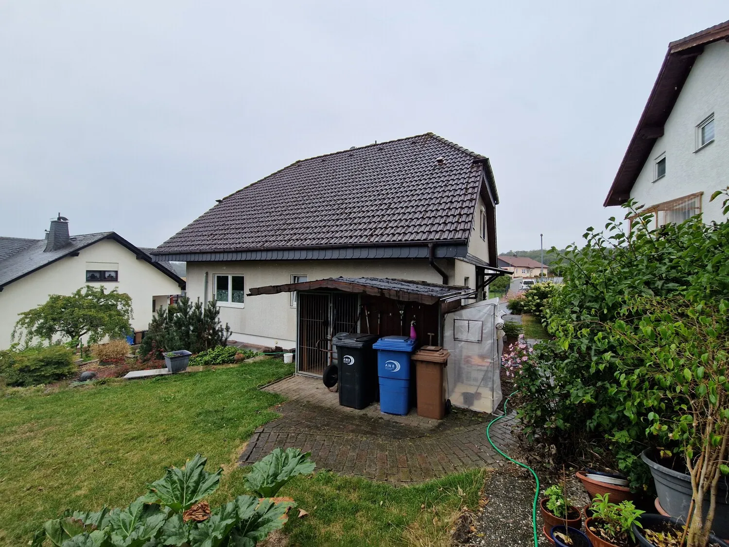 Gepflegtes Einfamilienhaus mit schön angelegtem Garten und separater Einliegerwohnung.