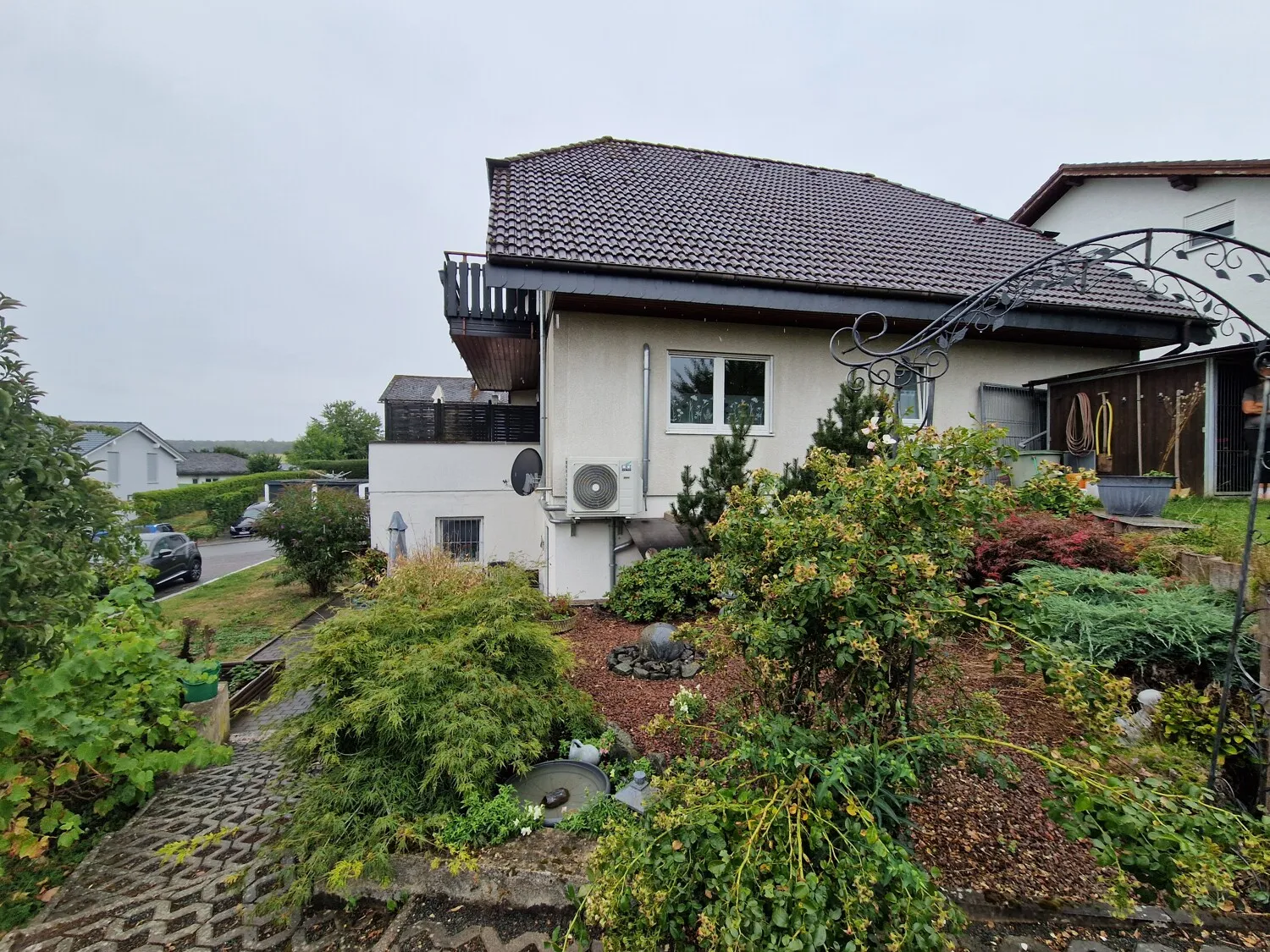 Gepflegtes Einfamilienhaus mit schön angelegtem Garten und separater Einliegerwohnung.