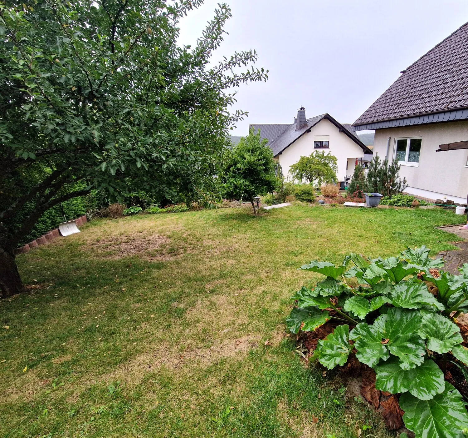 Gepflegtes Einfamilienhaus mit schön angelegtem Garten und separater Einliegerwohnung.