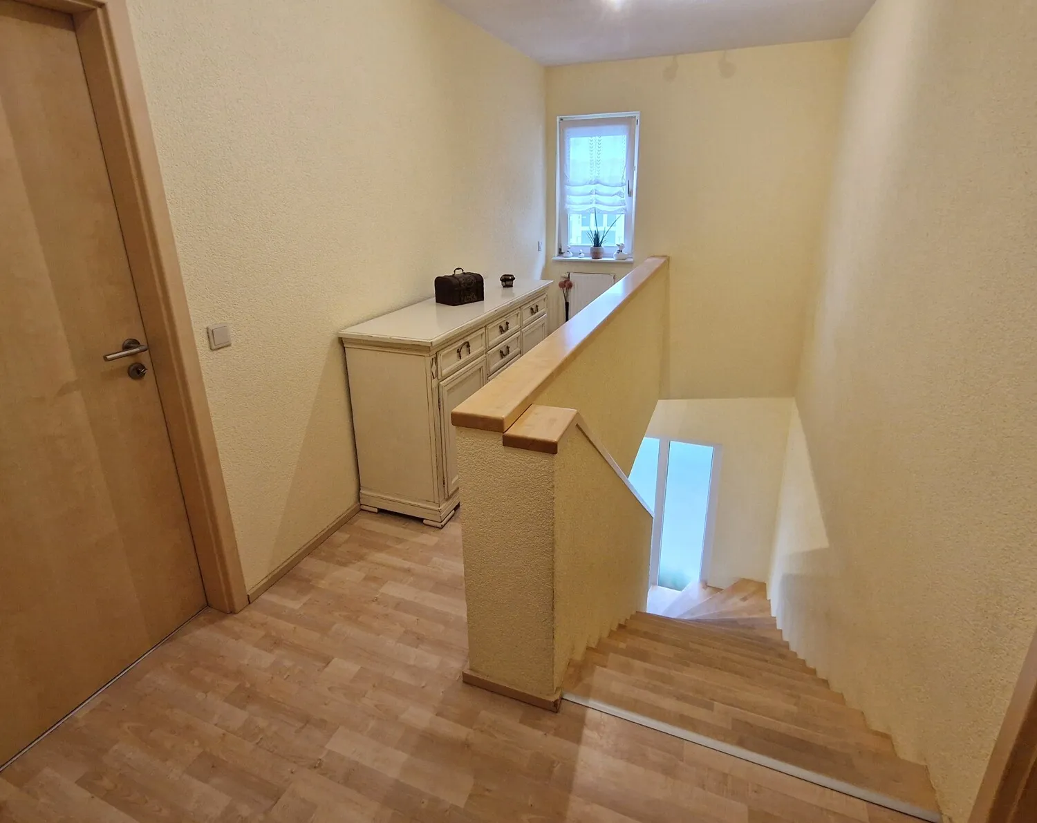 Gepflegtes Einfamilienhaus mit schön angelegtem Garten und separater Einliegerwohnung.