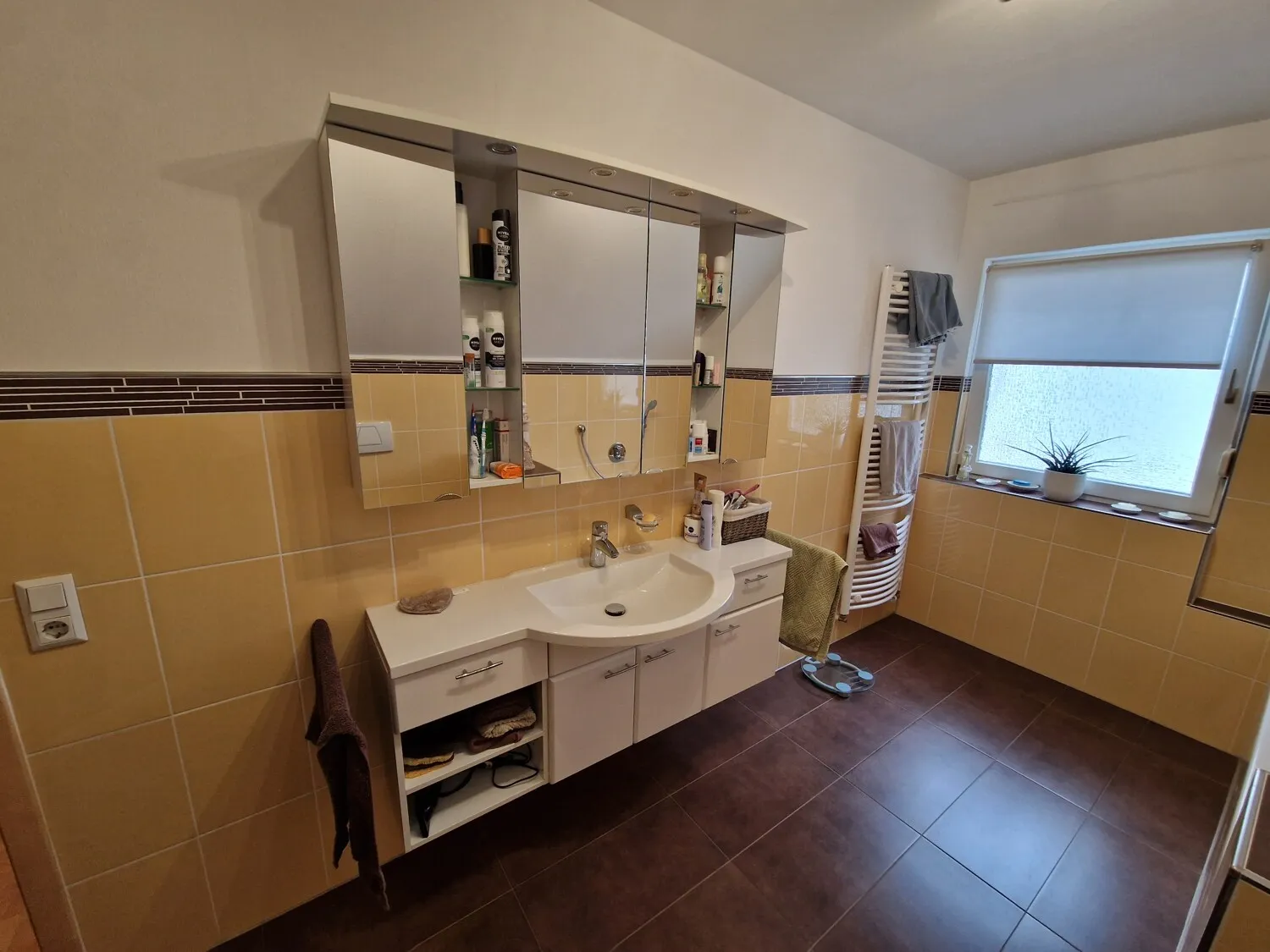Gepflegtes Einfamilienhaus mit schön angelegtem Garten und separater Einliegerwohnung.