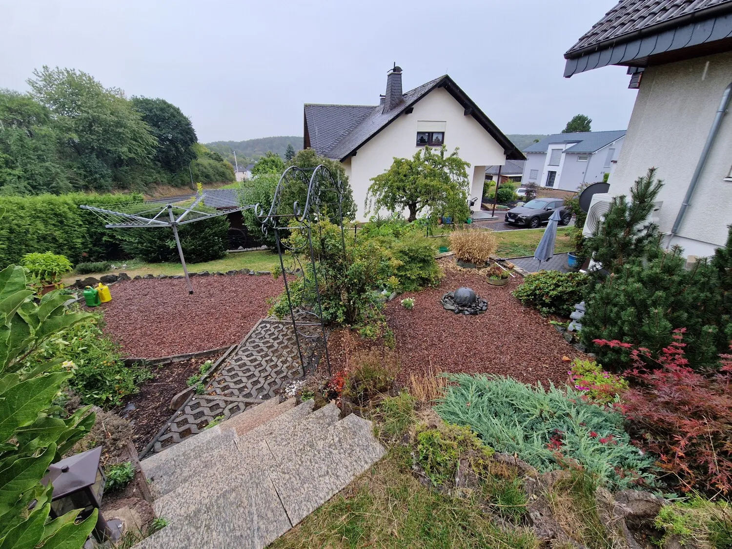 Gepflegtes Einfamilienhaus mit schön angelegtem Garten und separater Einliegerwohnung.