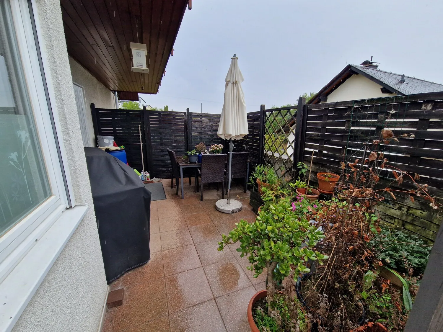 Gepflegtes Einfamilienhaus mit schön angelegtem Garten und separater Einliegerwohnung.