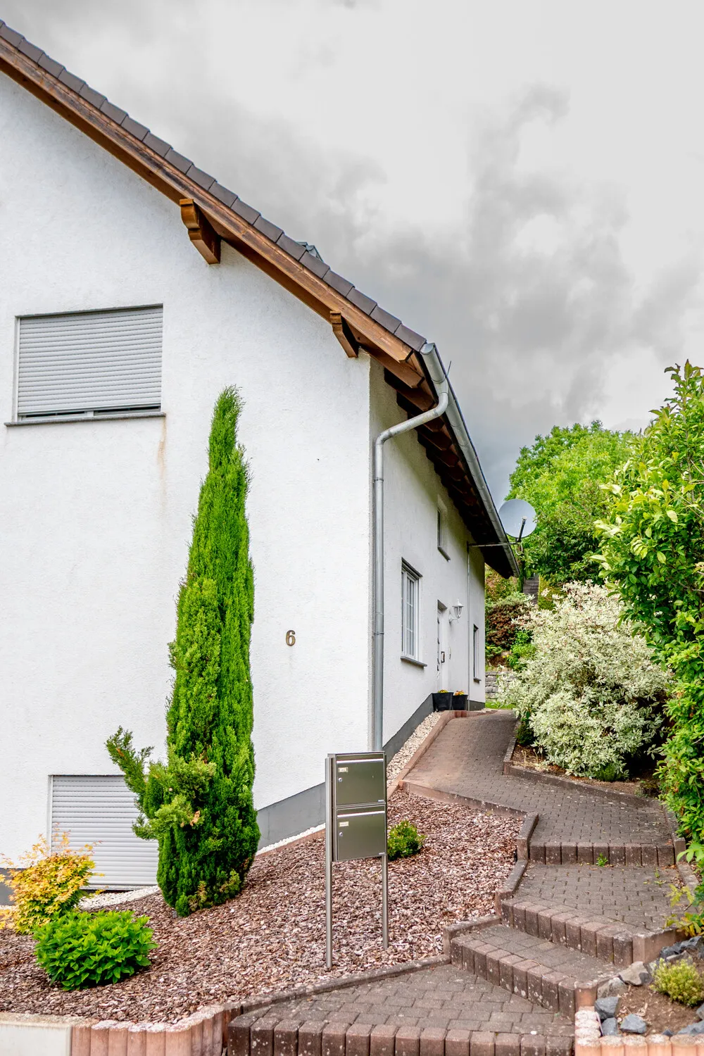 Sehr gepflegtes Zweifamilienhaus in traumhafter Wohnlage von Elz.