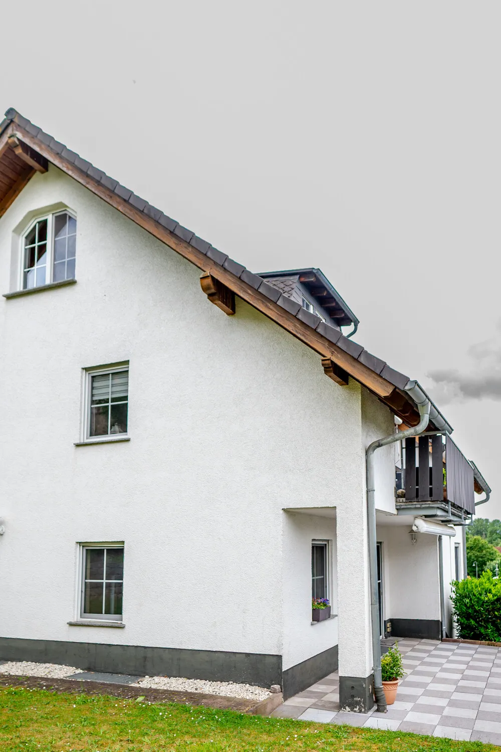 Sehr gepflegtes Zweifamilienhaus in traumhafter Wohnlage von Elz.