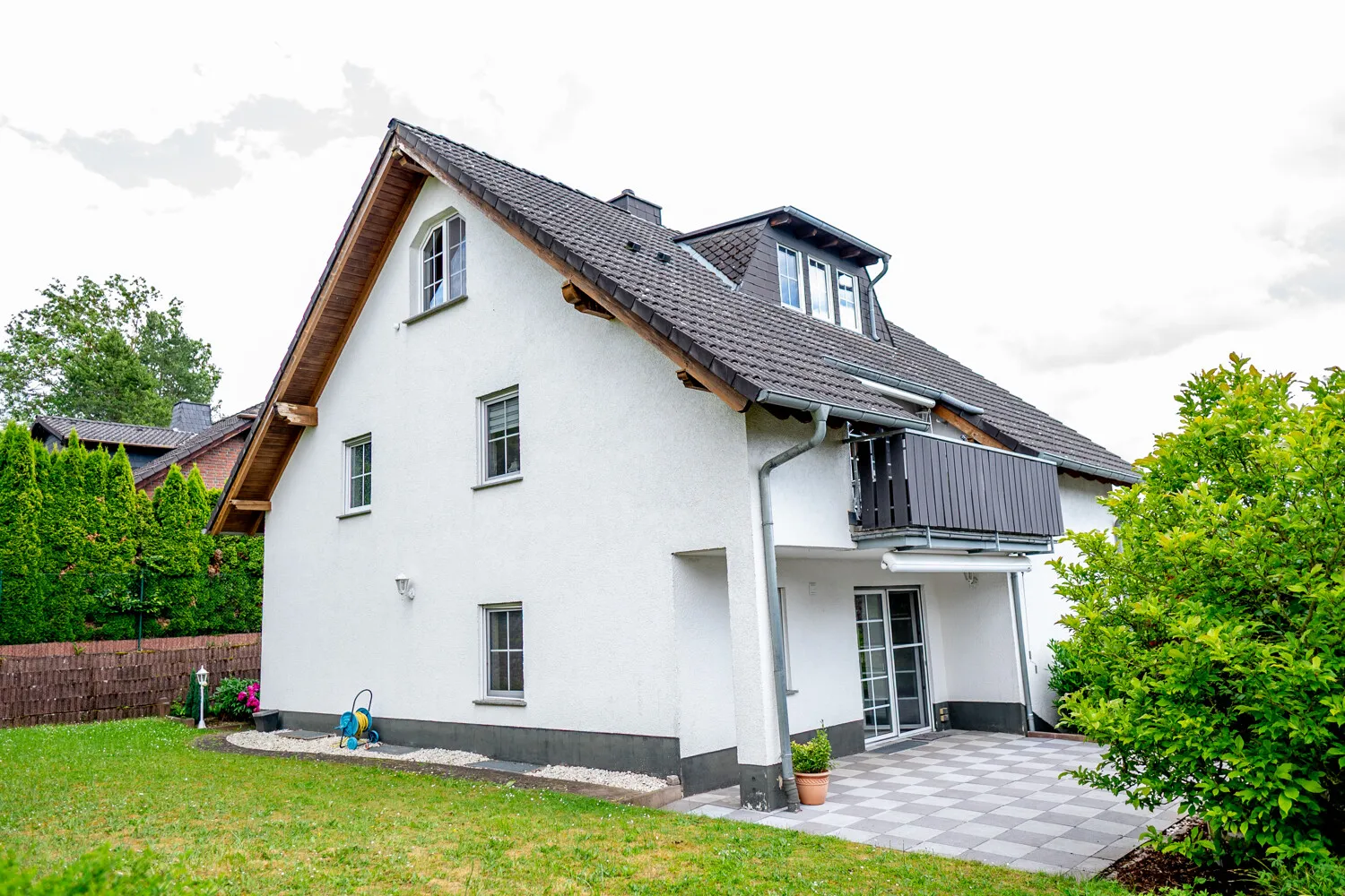 Sehr gepflegtes Zweifamilienhaus in traumhafter Wohnlage von Elz.