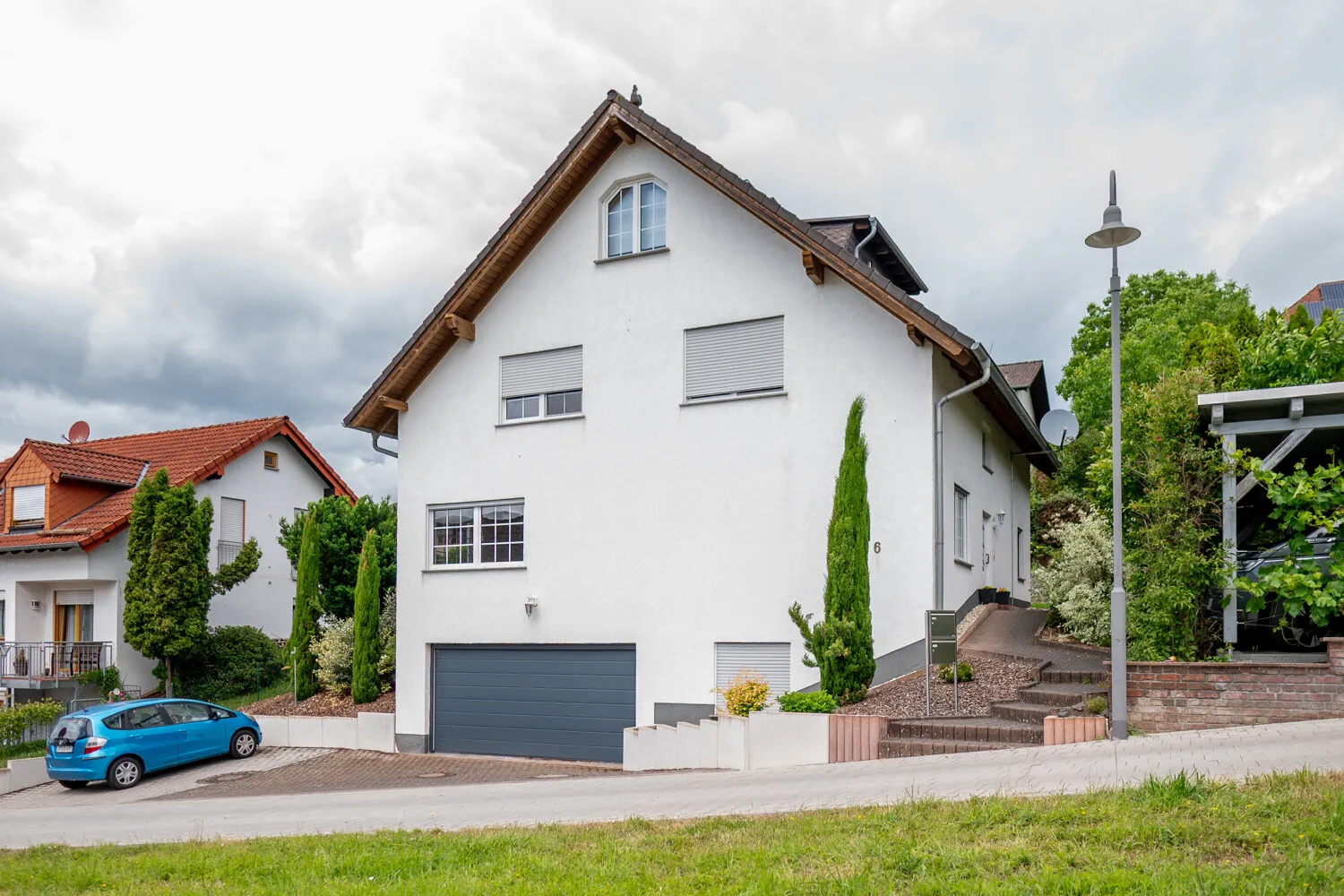 Sehr gepflegtes Zweifamilienhaus in traumhafter Wohnlage von Elz.