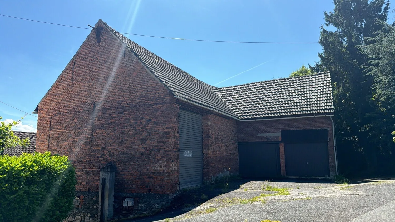 Großzügiges Landhaus mit Nebengebäude und Garagen - Nähe Limburg