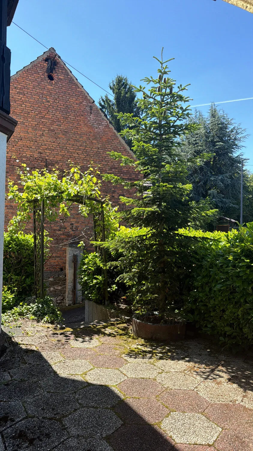Großzügiges Landhaus mit Nebengebäude und Garagen - Nähe Limburg