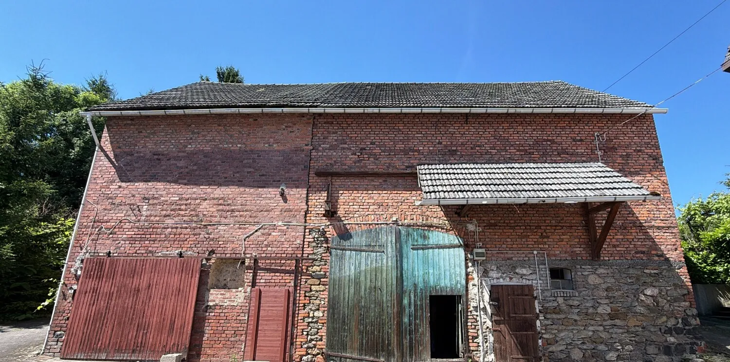 Großzügiges Landhaus mit Nebengebäude und Garagen - Nähe Limburg
