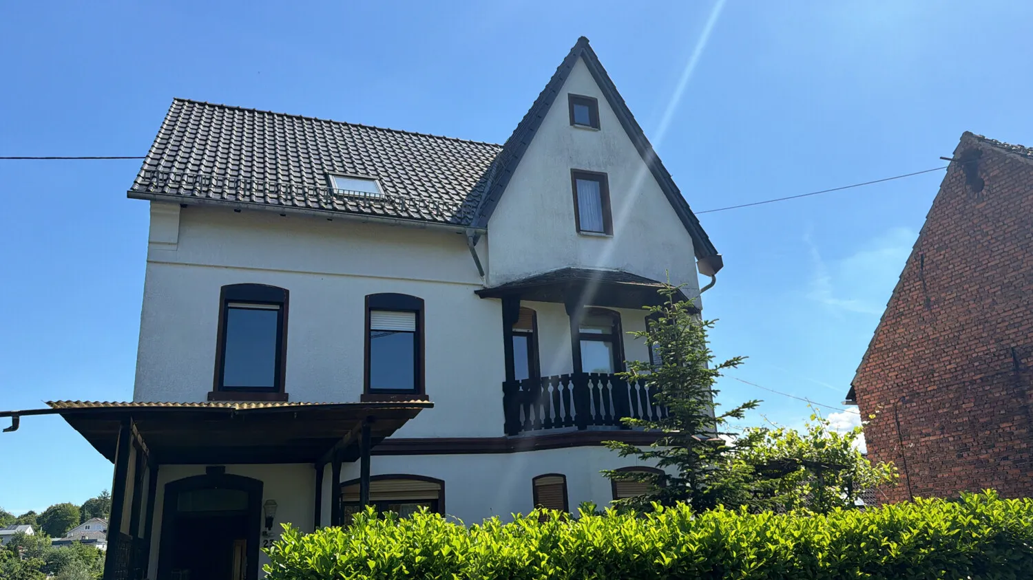 Großzügiges Landhaus mit Nebengebäude und Garagen - Nähe Limburg