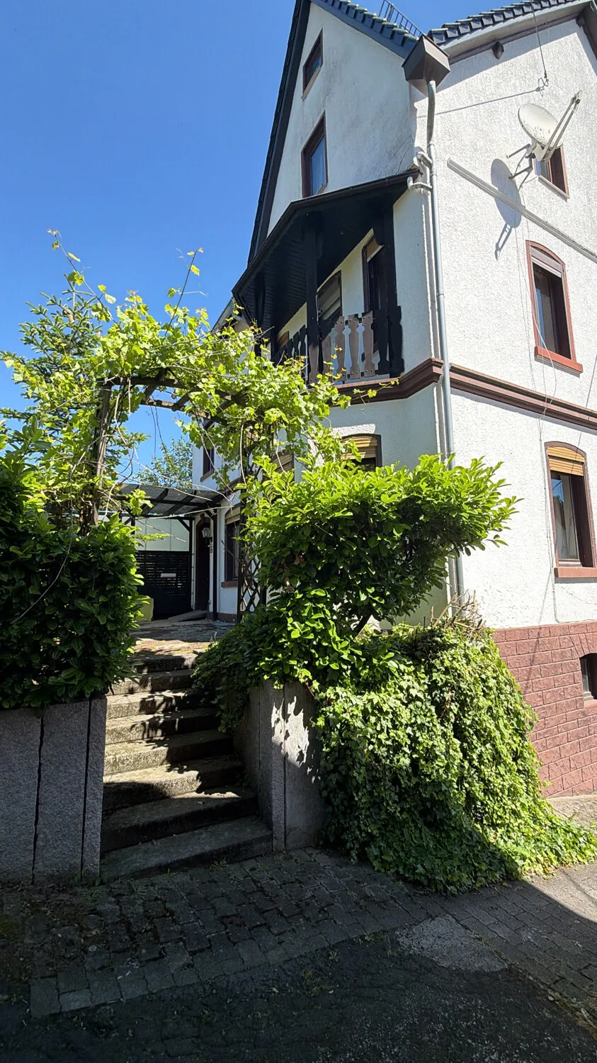Großzügiges Landhaus mit Nebengebäude und Garagen - Nähe Limburg