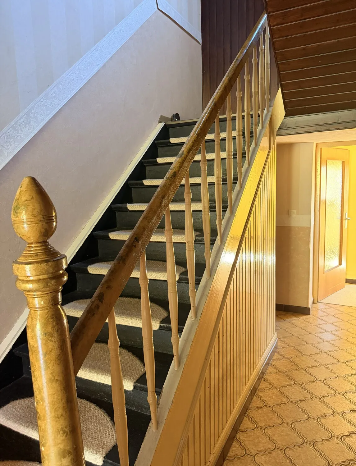 Großzügiges Landhaus mit Nebengebäude und Garagen - Nähe Limburg