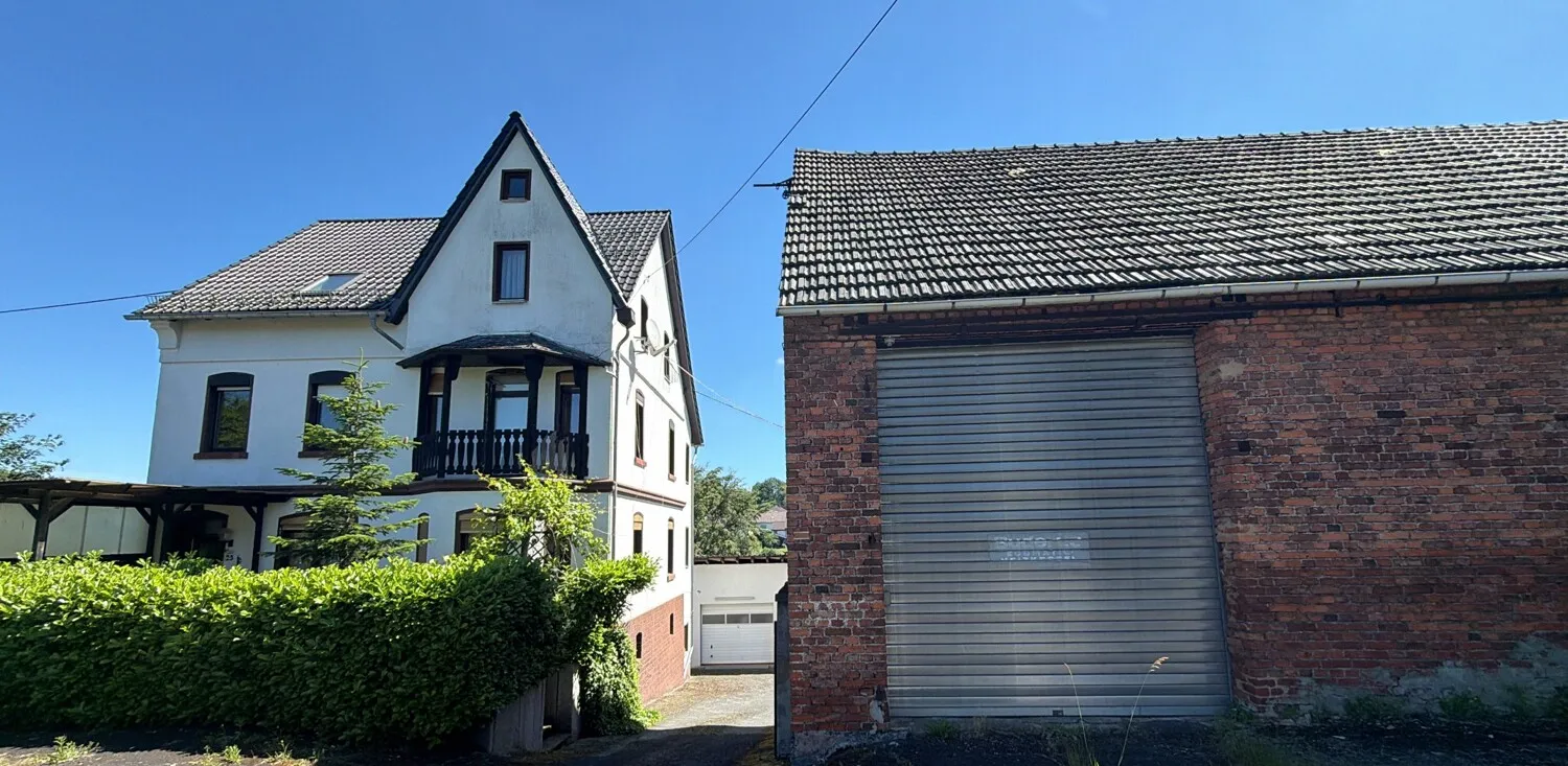 Großzügiges Landhaus mit Nebengebäude und Garagen - Nähe Limburg