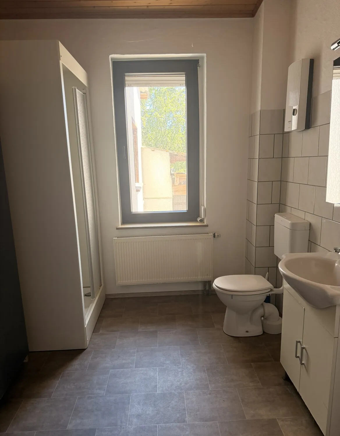 Großzügiges Landhaus mit Nebengebäude und Garagen - Nähe Limburg