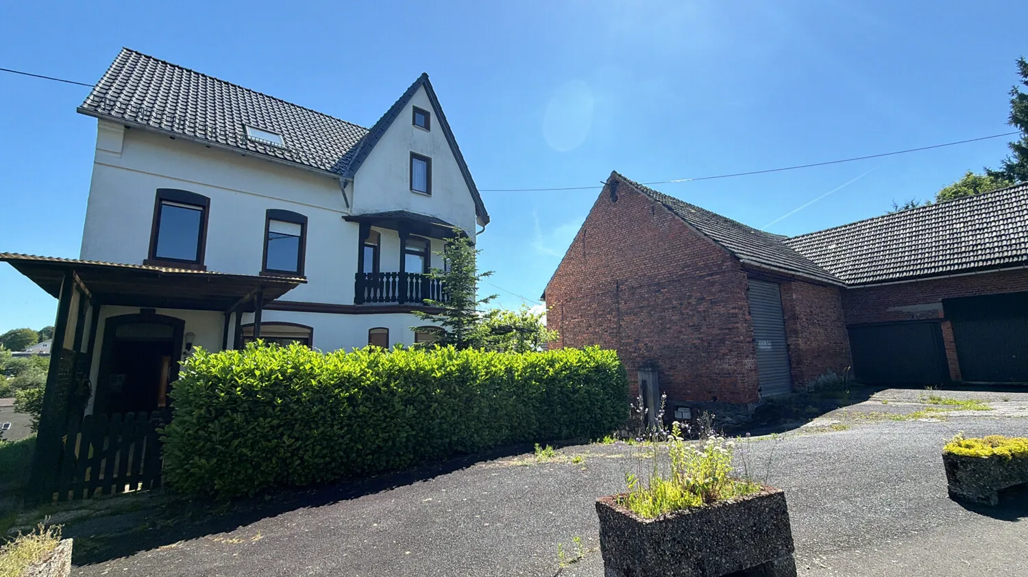 Großzügiges Landhaus mit Nebengebäude und Garagen - Nähe Limburg