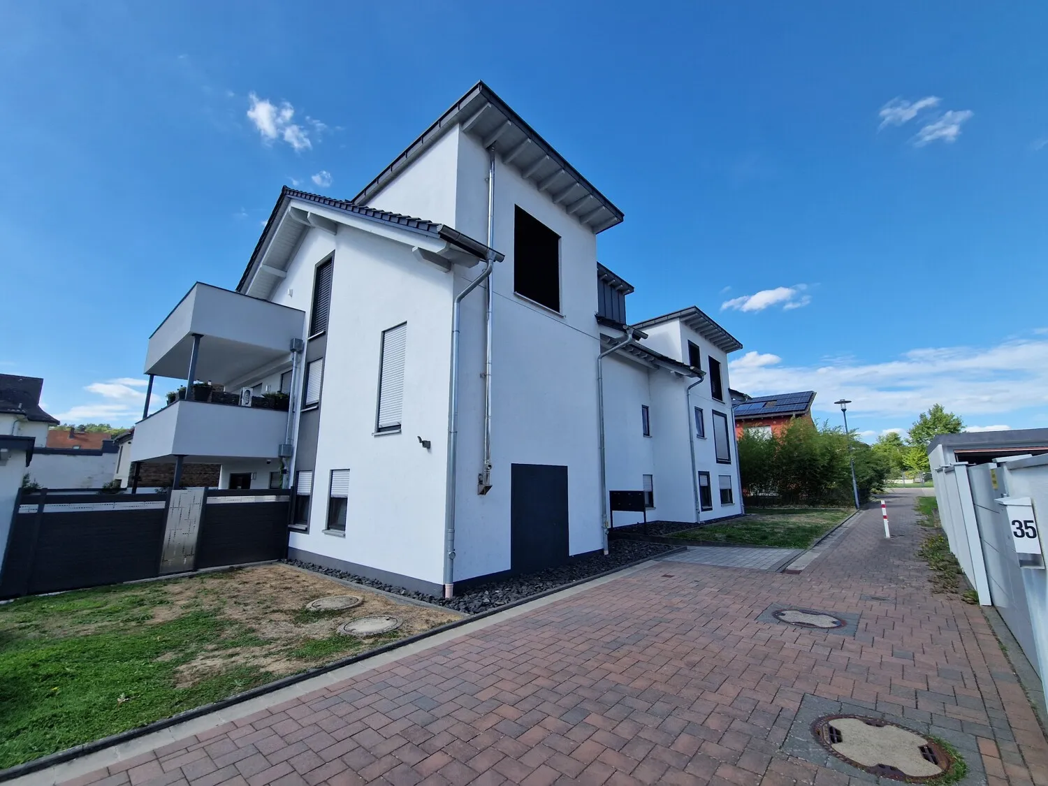 Elz. Großzügige Wohnung mit sonniger Terrasse und eigenem Gartenanteil.